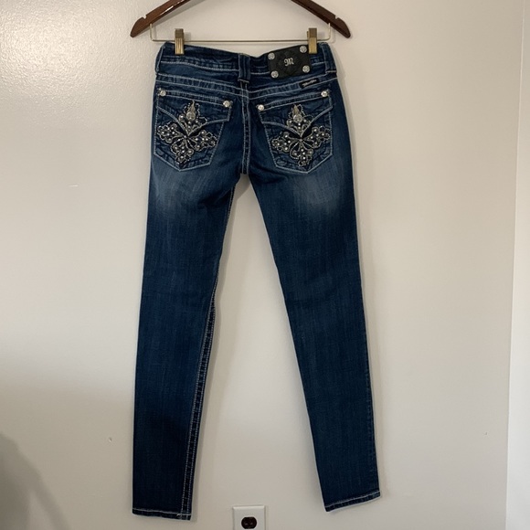 Miss Me Embroidered & Embellished Rhinestones Pockets Blue Denim Skinny-26 - Picture 3 of 14